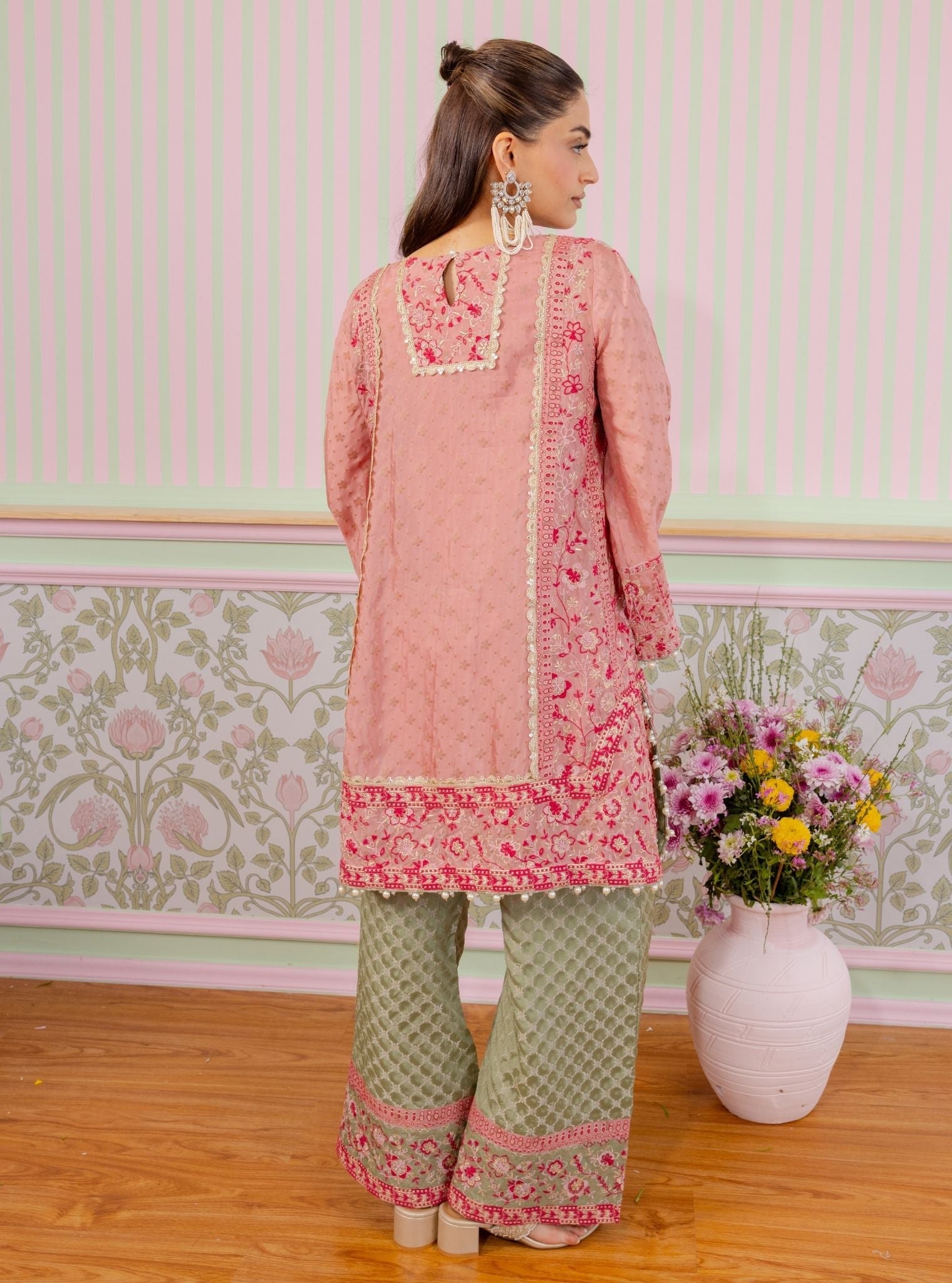Mulmul Banarsi Mangal Pink Kurta With Mulmul Banarsi Mangal Green Pant