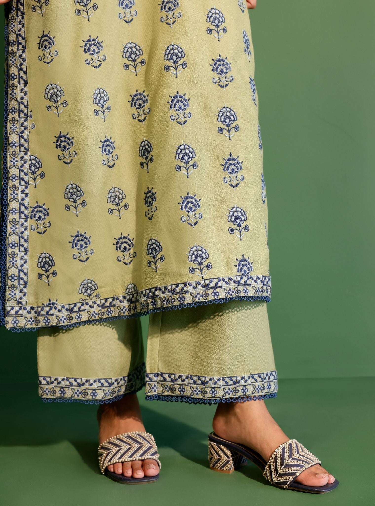 Mulmul Wool Harlow Green Kurta With Mulmul Wool Harlow Green Pant