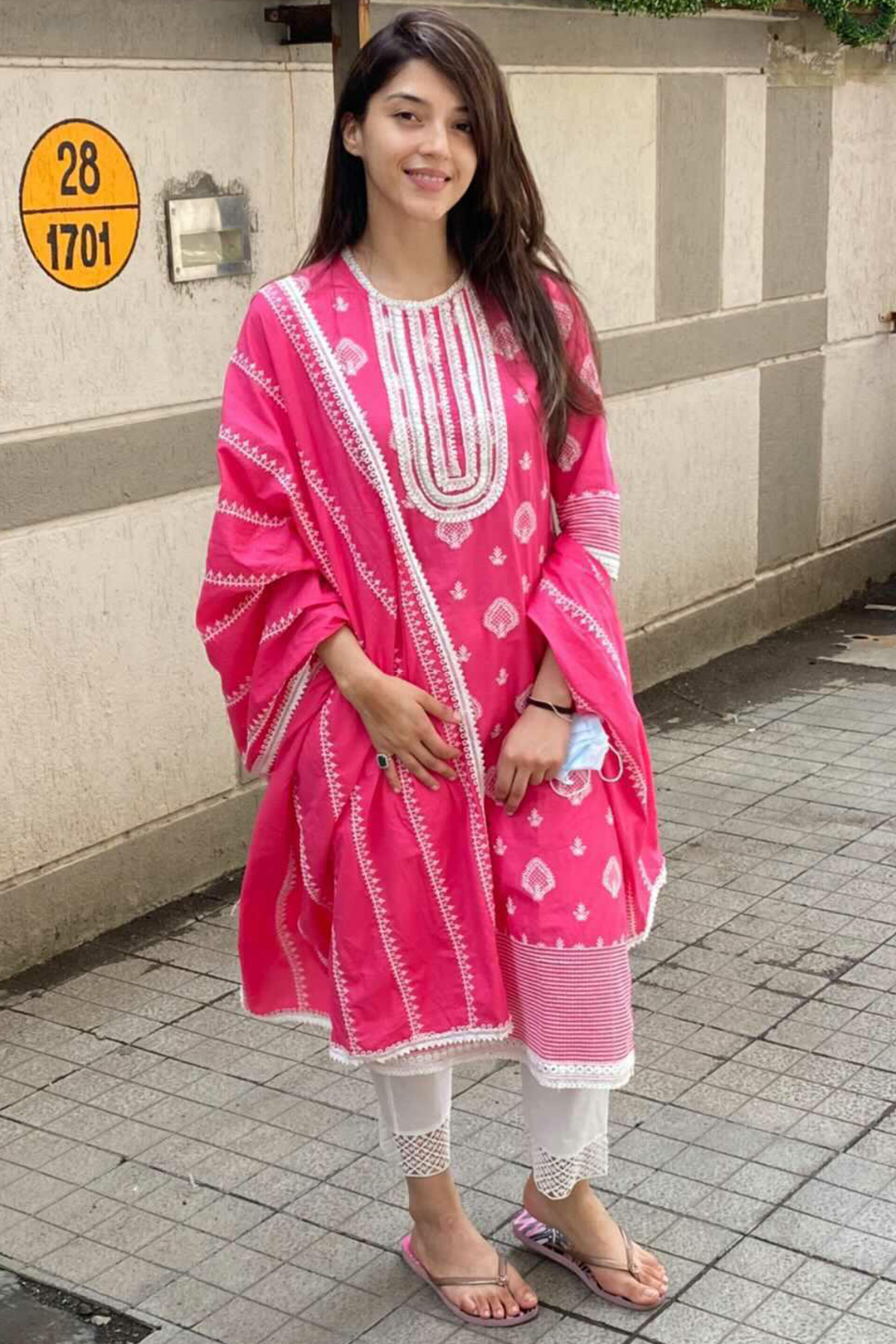 Mulmul Cotton Gene Fuchsia Kurta With Fern Pant White