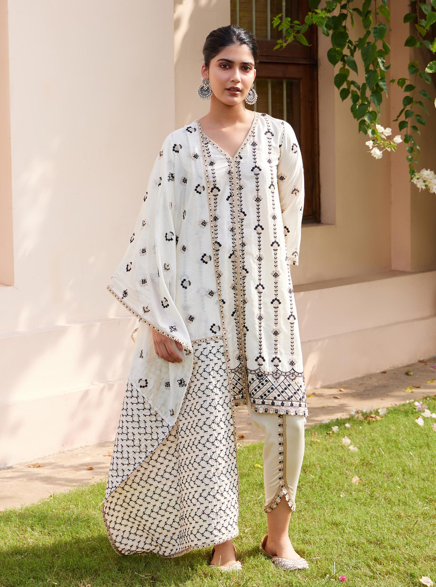 Mulmul Pima Suvasi Off white Kurta with Mulmul Pima Suvasi Off white Pant