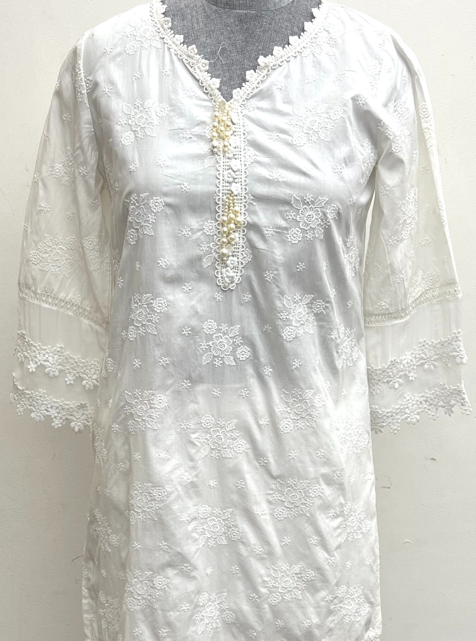 Mulmul Cotton Emmie White Kurta With Mulmul Cotton Diagonal Lace???ÿPants