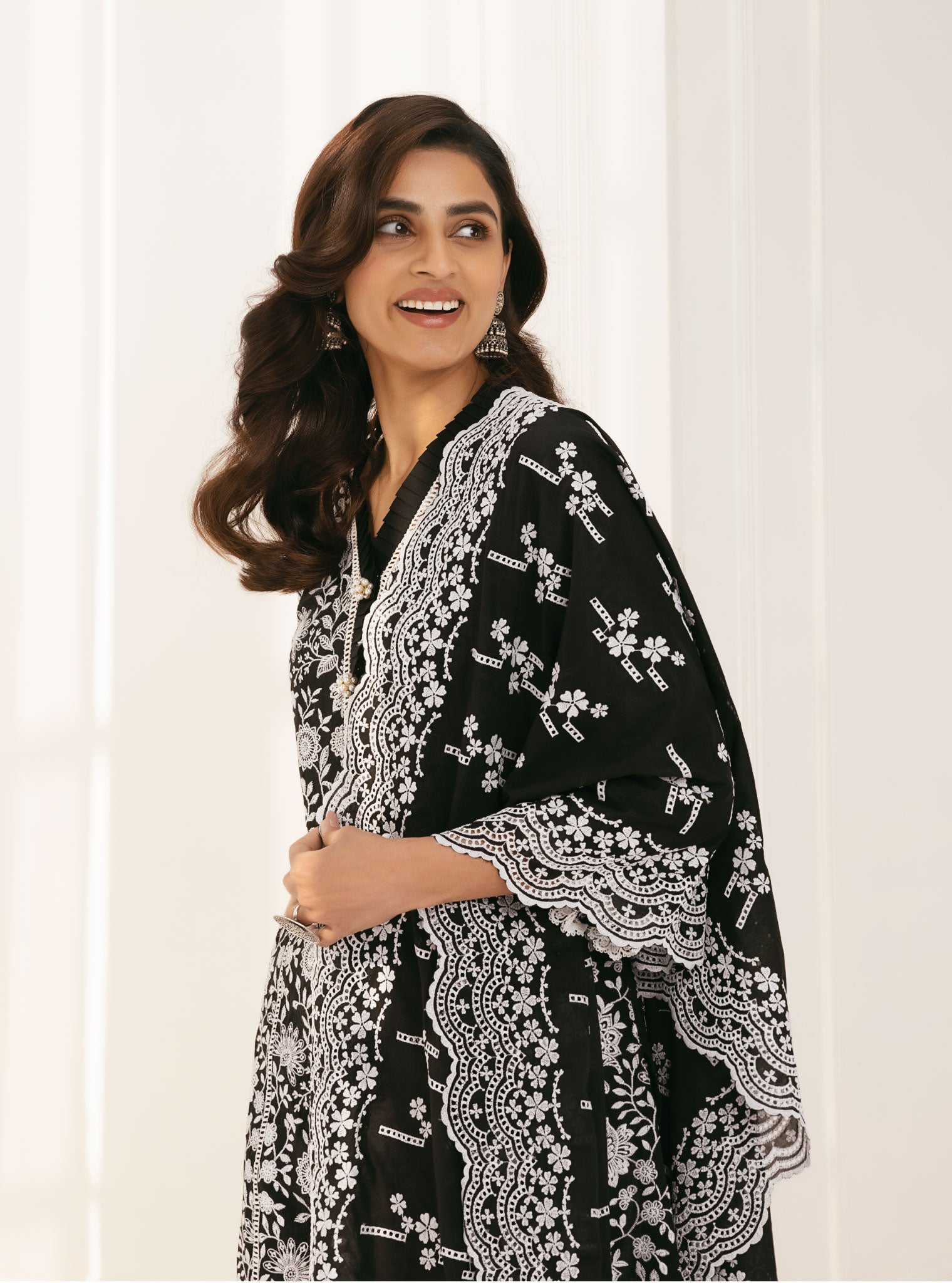 Mulmul Cotton Syari Black Kurta With Emb Organza White Scallop Pant